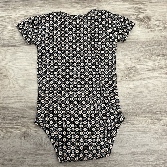 Carter's Black, White & Orange Print Short Sleeve Bodysuit / Onesie Size 9 Month - Picture 3 of 7